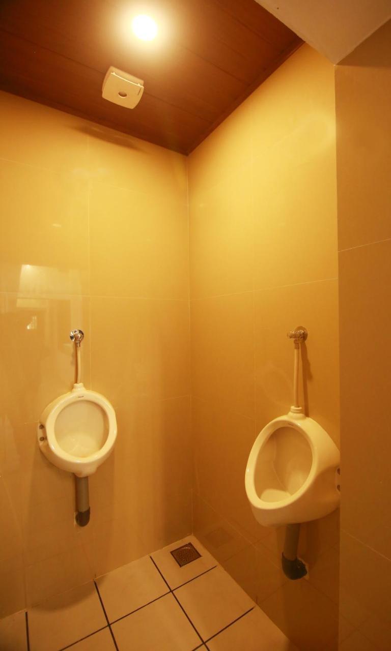 Kochi The Metro Pod - Backpackers A/C Dormitory المظهر الخارجي الصورة