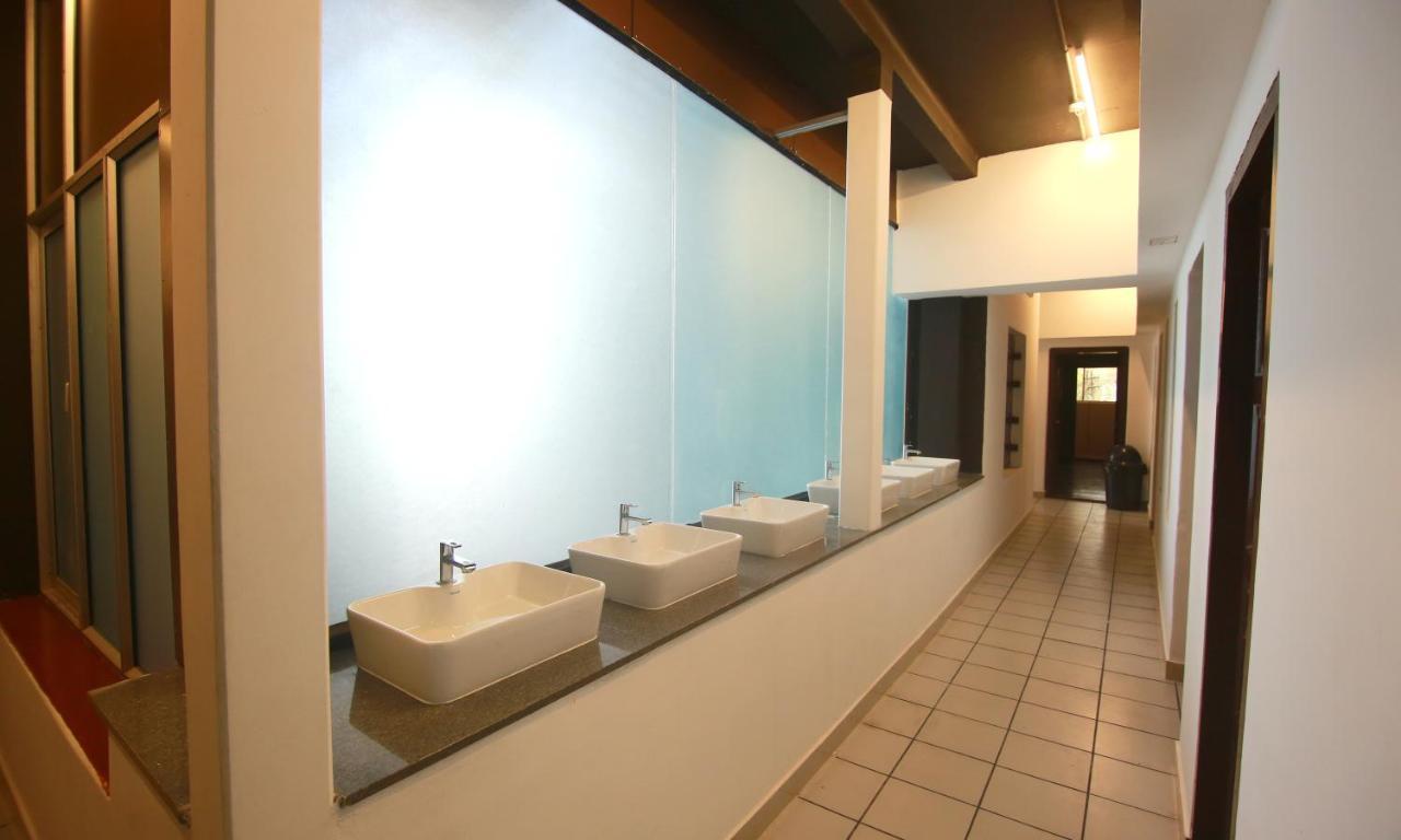 Kochi The Metro Pod - Backpackers A/C Dormitory المظهر الخارجي الصورة