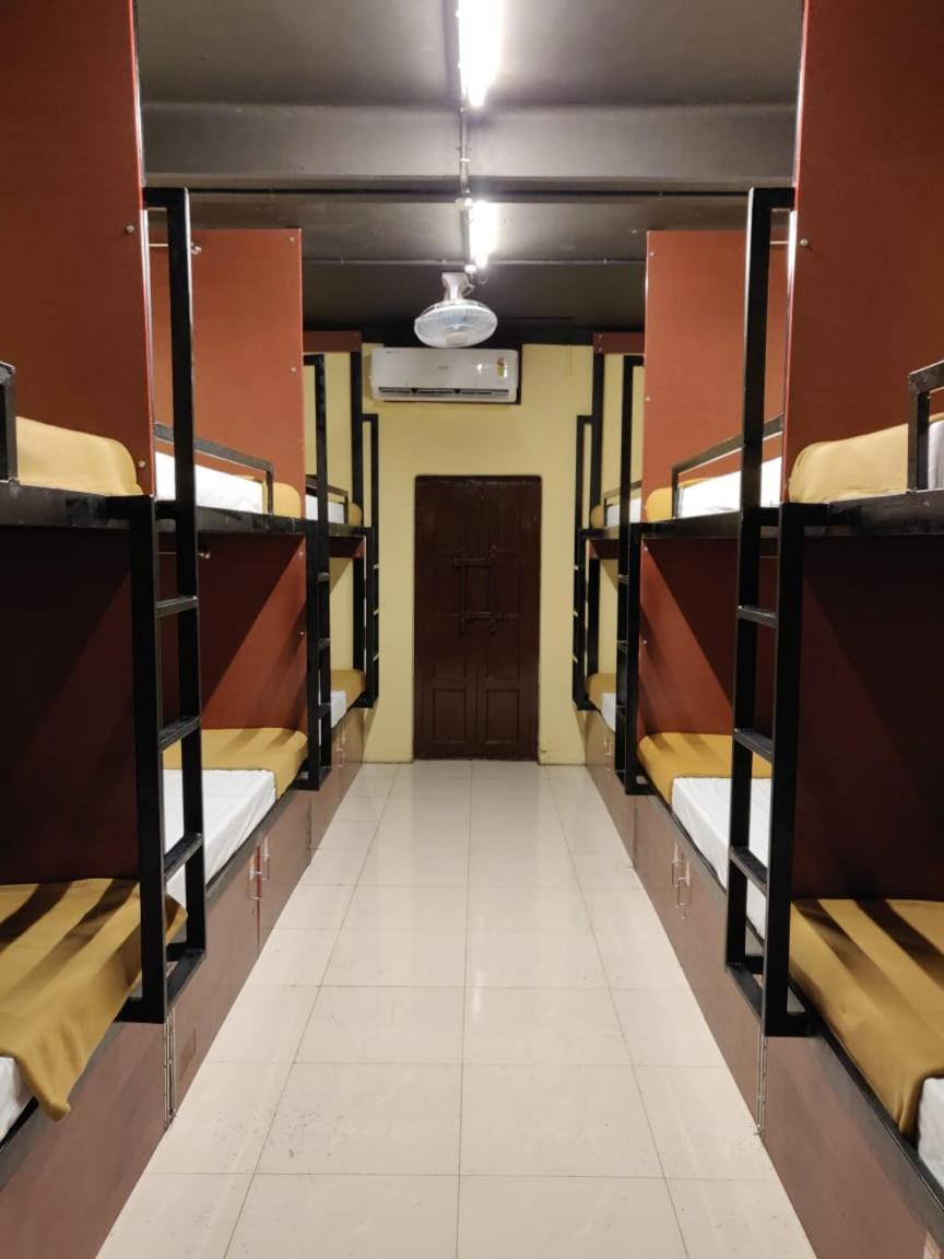 Kochi The Metro Pod - Backpackers A/C Dormitory المظهر الخارجي الصورة