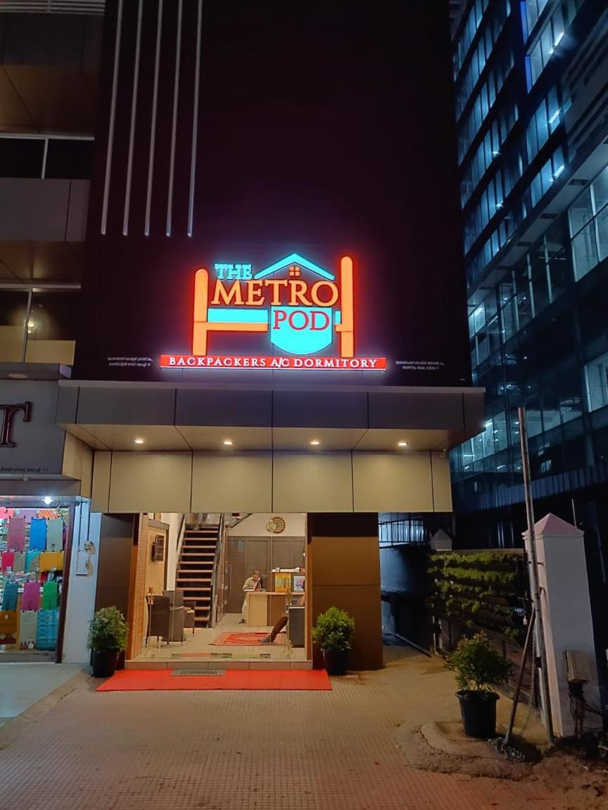 Kochi The Metro Pod - Backpackers A/C Dormitory المظهر الخارجي الصورة