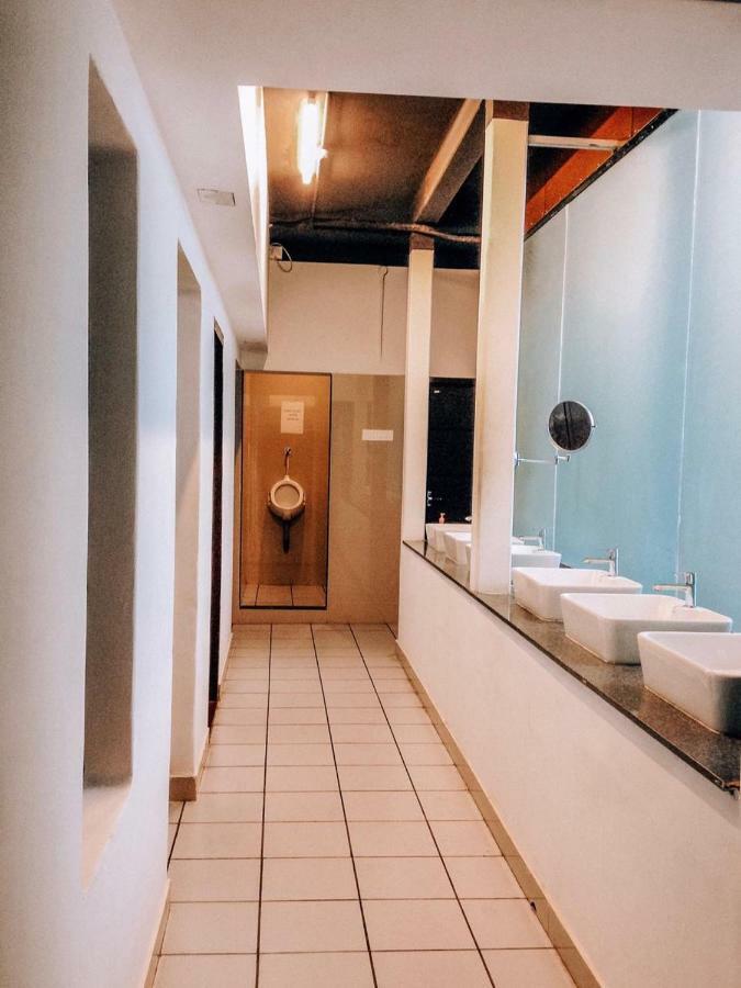 Kochi The Metro Pod - Backpackers A/C Dormitory المظهر الخارجي الصورة
